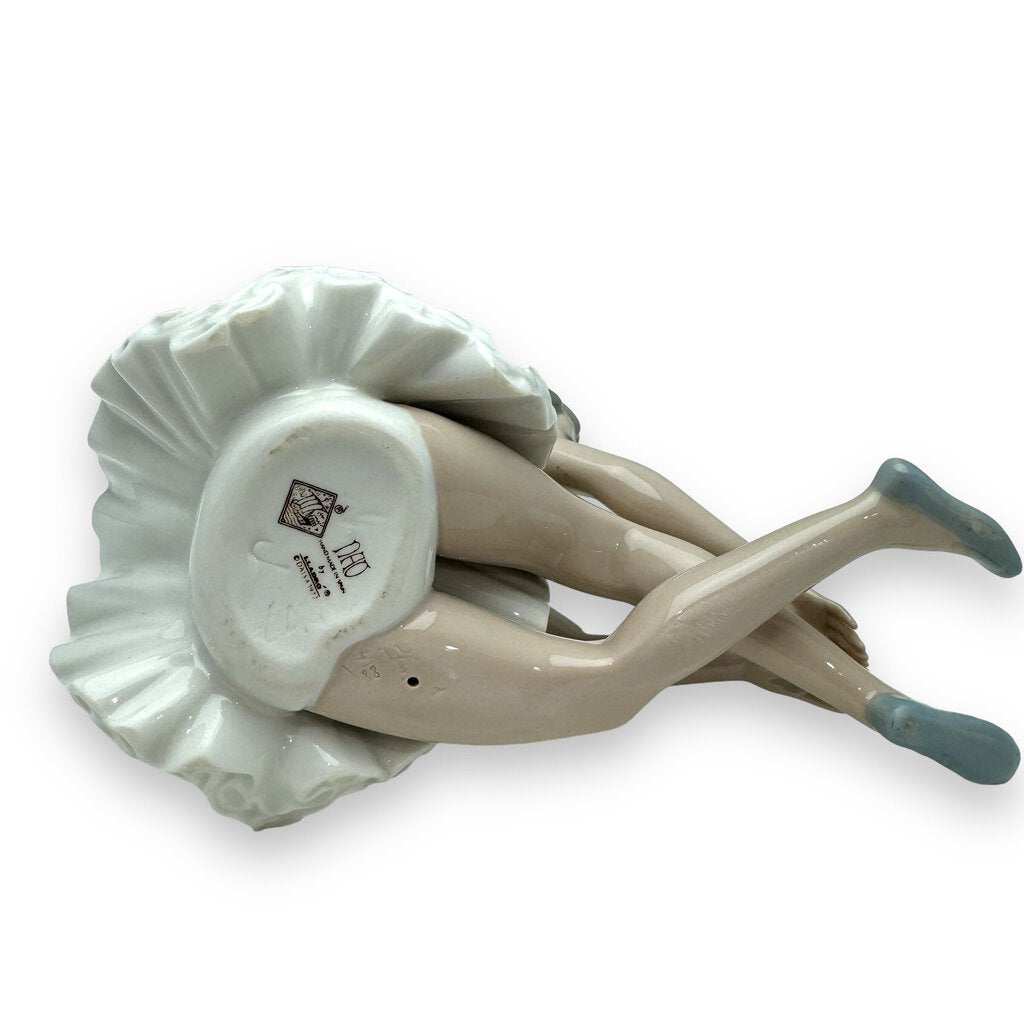 Lladro NAO Daisa Ballerina Stretching Visit Porcelain Figurine 8"