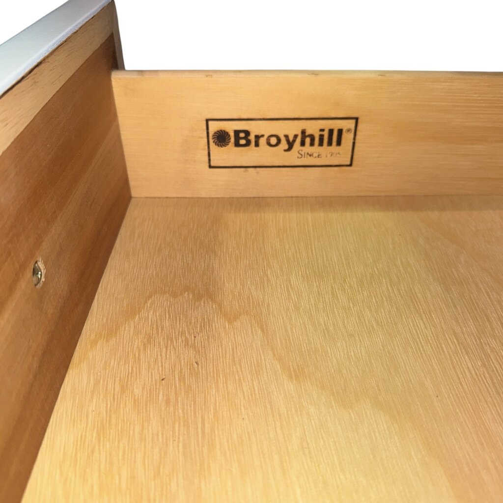 Broyhill 4pc White Lacquered Faux Bamboo Tropical Bedroom Furniture Set including Dresser, Nightstands, Accent Table