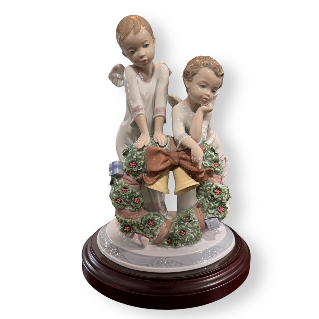 "A Heavenly Christmas" Hand-painted Porcelain Figurine by: Lladro #1863 9Lx8Wx12H Included Wood Base & Box