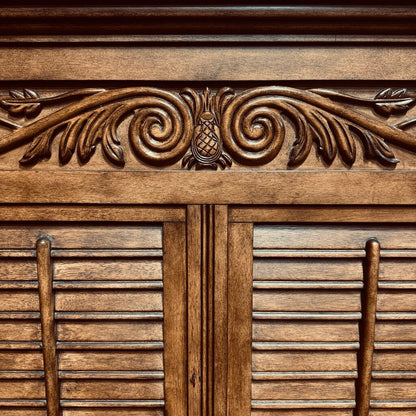 Broyhill Attic Heirlooms King Shutter Panel Bed w/ Pineapple Fenials 80Lx92Wx66H
